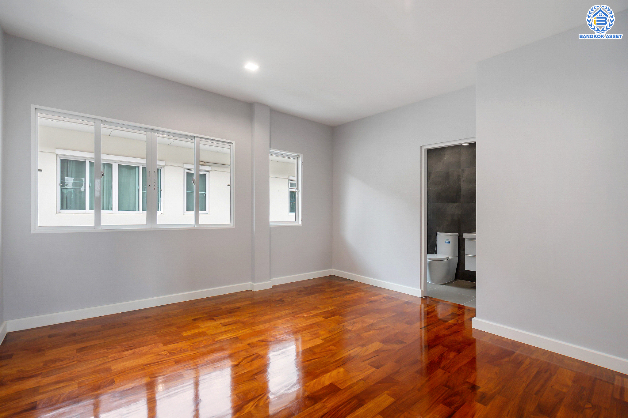 บ้านมือสองตกแต่งใหม่ แบรนด์สุดหรูจาก SC ASSET ม.บางกอกบูเลอวาร์ด สาทร-ปิ่นเกล้า ถนนเมน เนื้อที่ 72.7 ตร.ว. กว้างขวางบนพื้นที่ใช้สอยกว่า 311 ตร.ม. ฟังก์ชันจัดเต็ม 4 ห้องนอน 4 ห้องน้ำ (ห้องนอนทุกห้องมีห้องน้ำในตัว) จอดรถได้ 3 คัน บนทำเลใจกลางราชพฤกษ์ ใกล้ทางด่วน "ศรีรัช" พร้อมเชื่อมสู่สาทร-ปิ่นเกล้า ได้อย่างรวดเร็ว